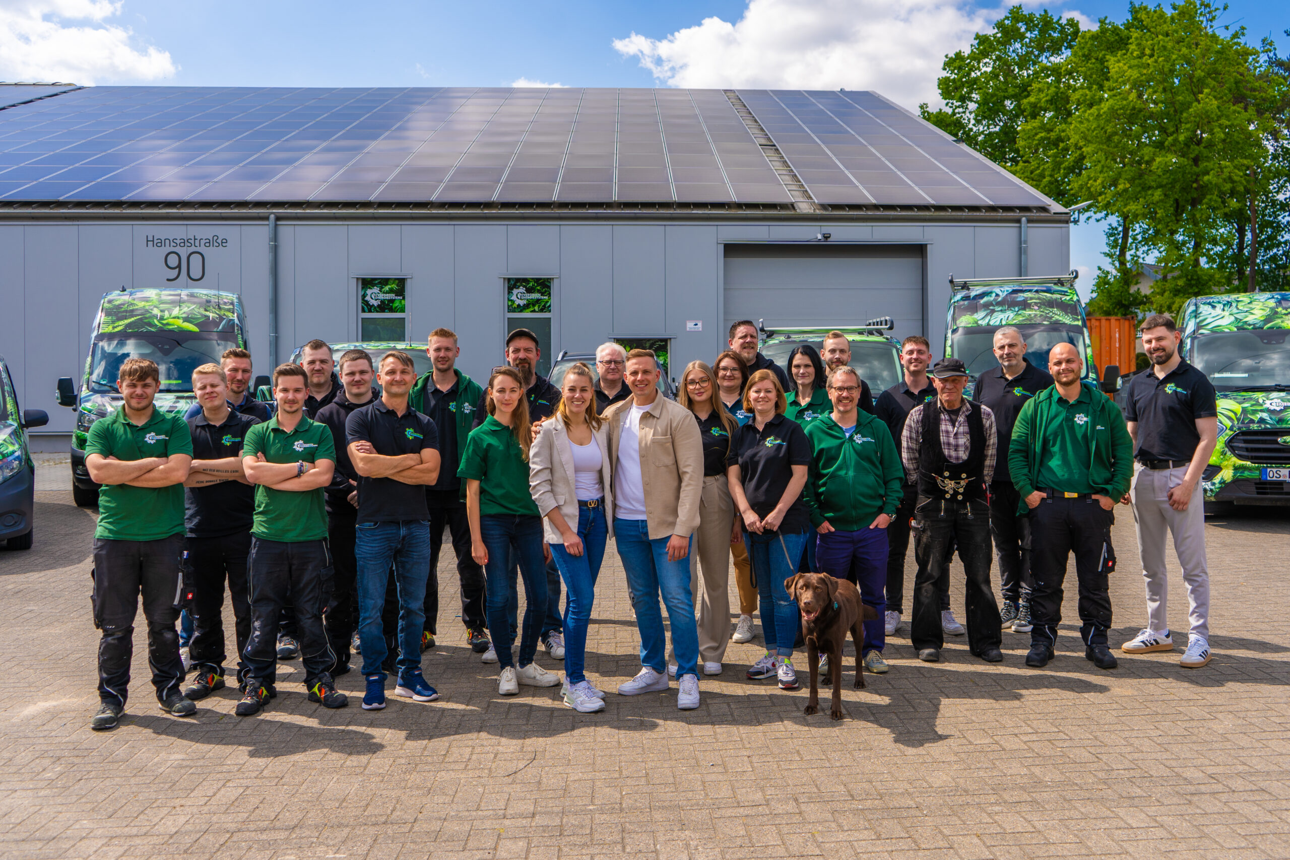 Das Evergreen Energiesysteme Team vor dem Firmensitz in Wallenhorst